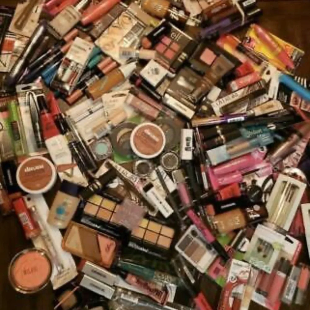 TOP NAME BRAND MYSTERY BEAUTY BOX (NEW WITH TAGS)